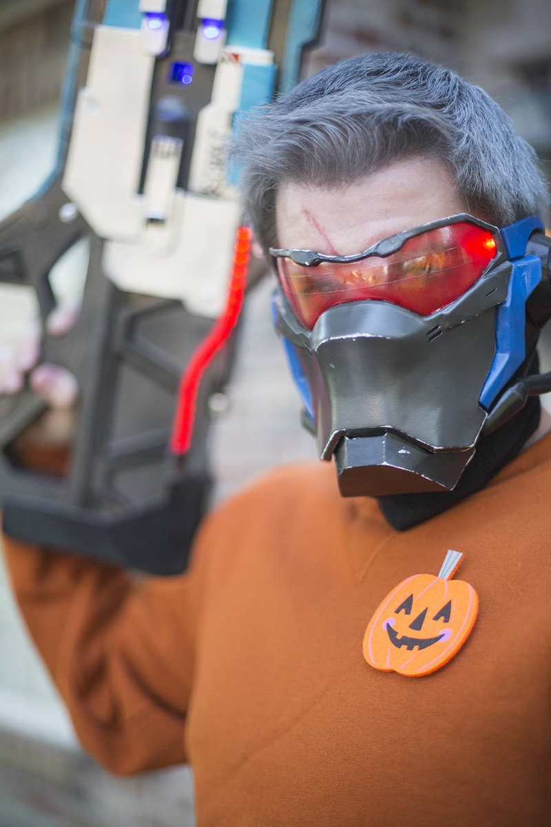 Illustration for article titled Soldier 76 Makes It A Very Dad Halloween